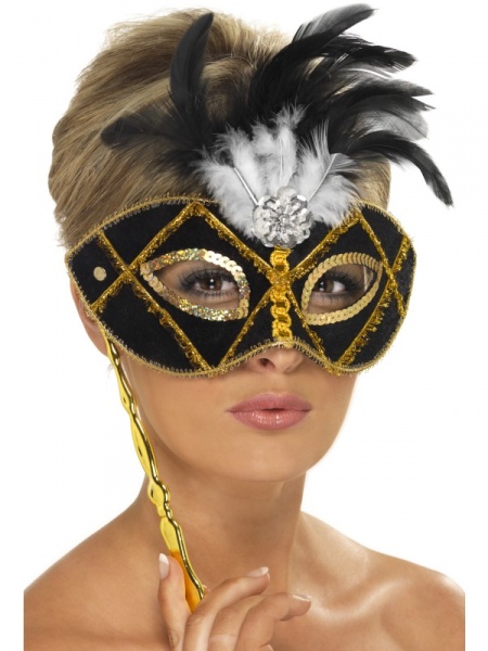 Černozlatá maska s peřím na tyčce