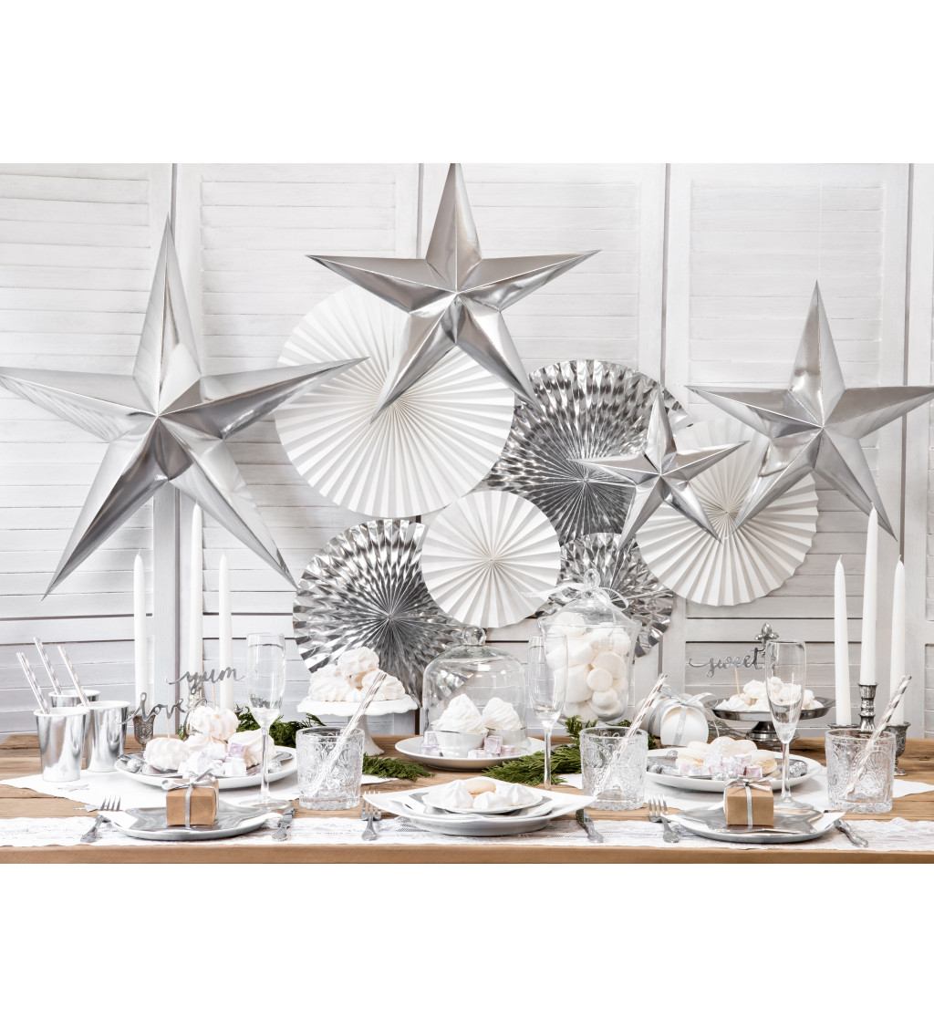 Bílé látkové ubrousky