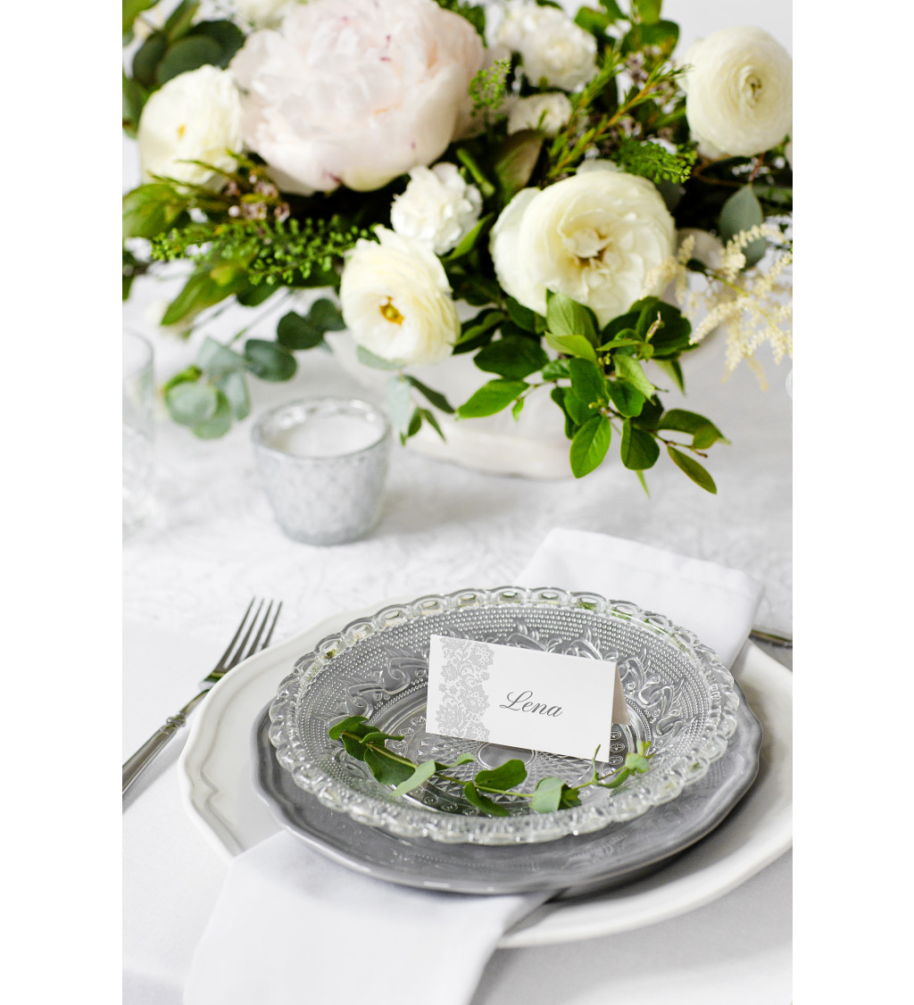 Bílé látkové ubrousky