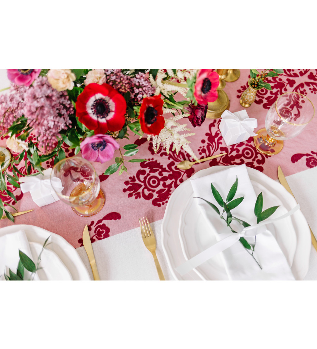 Bílé látkové ubrousky