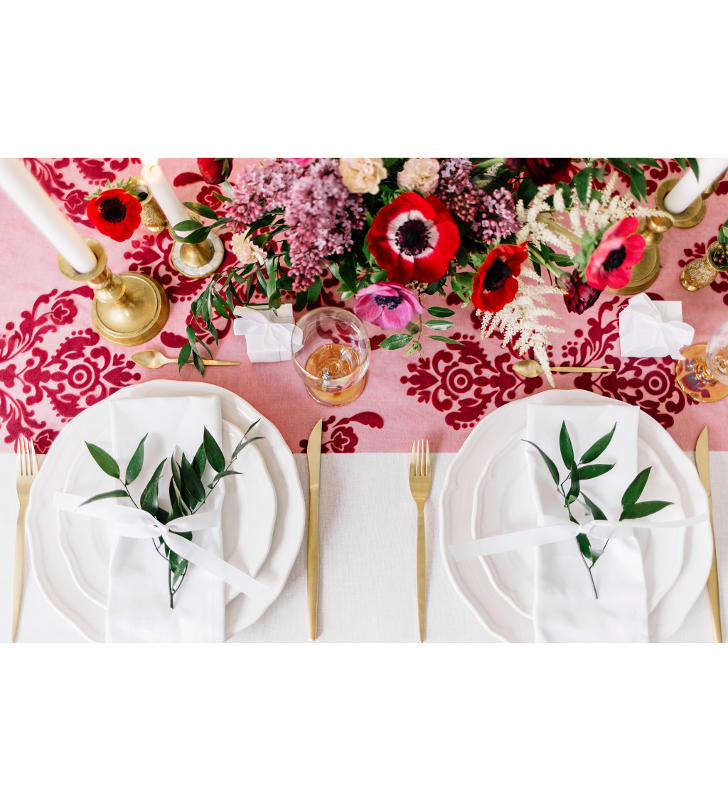 Bílé látkové ubrousky