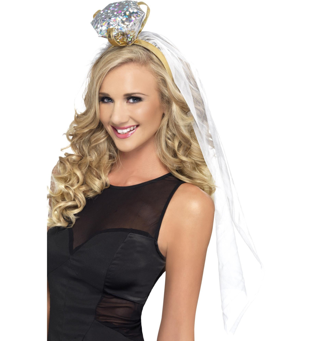 Čelenka s motivem prstenu a se závojem