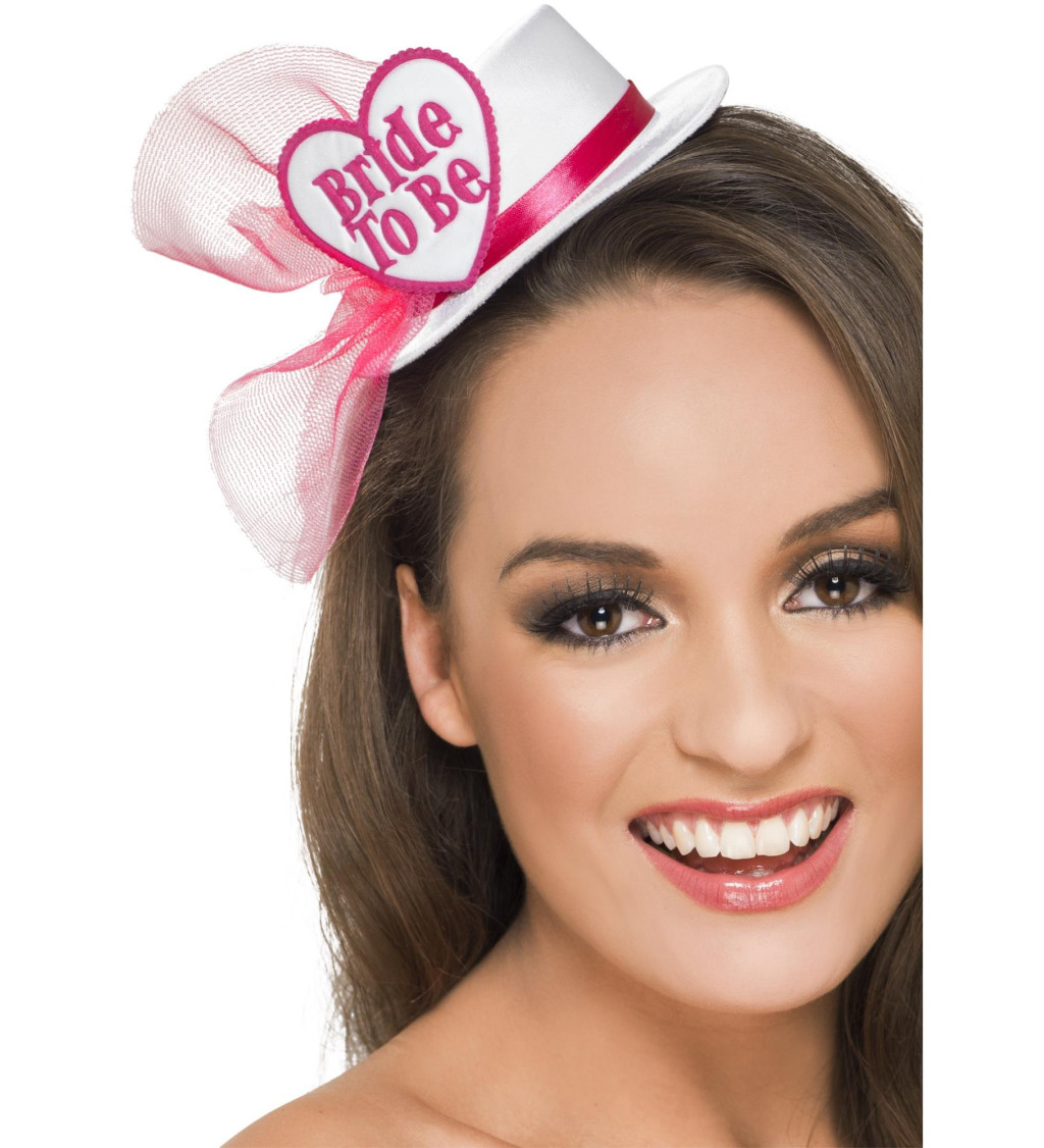 Bílý klobouček pro nastávající nevěstu