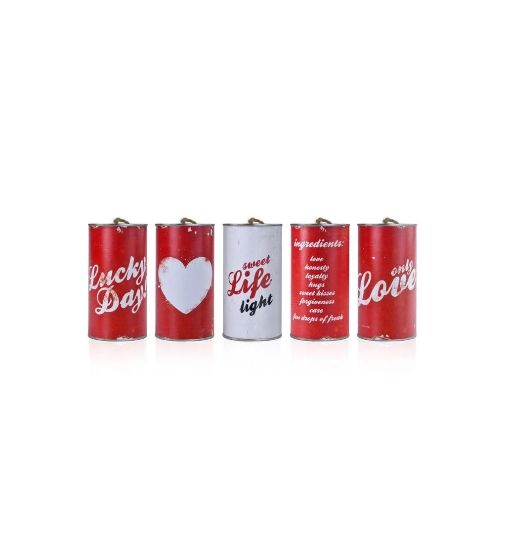 Červené dekorace  - plechovky za auto